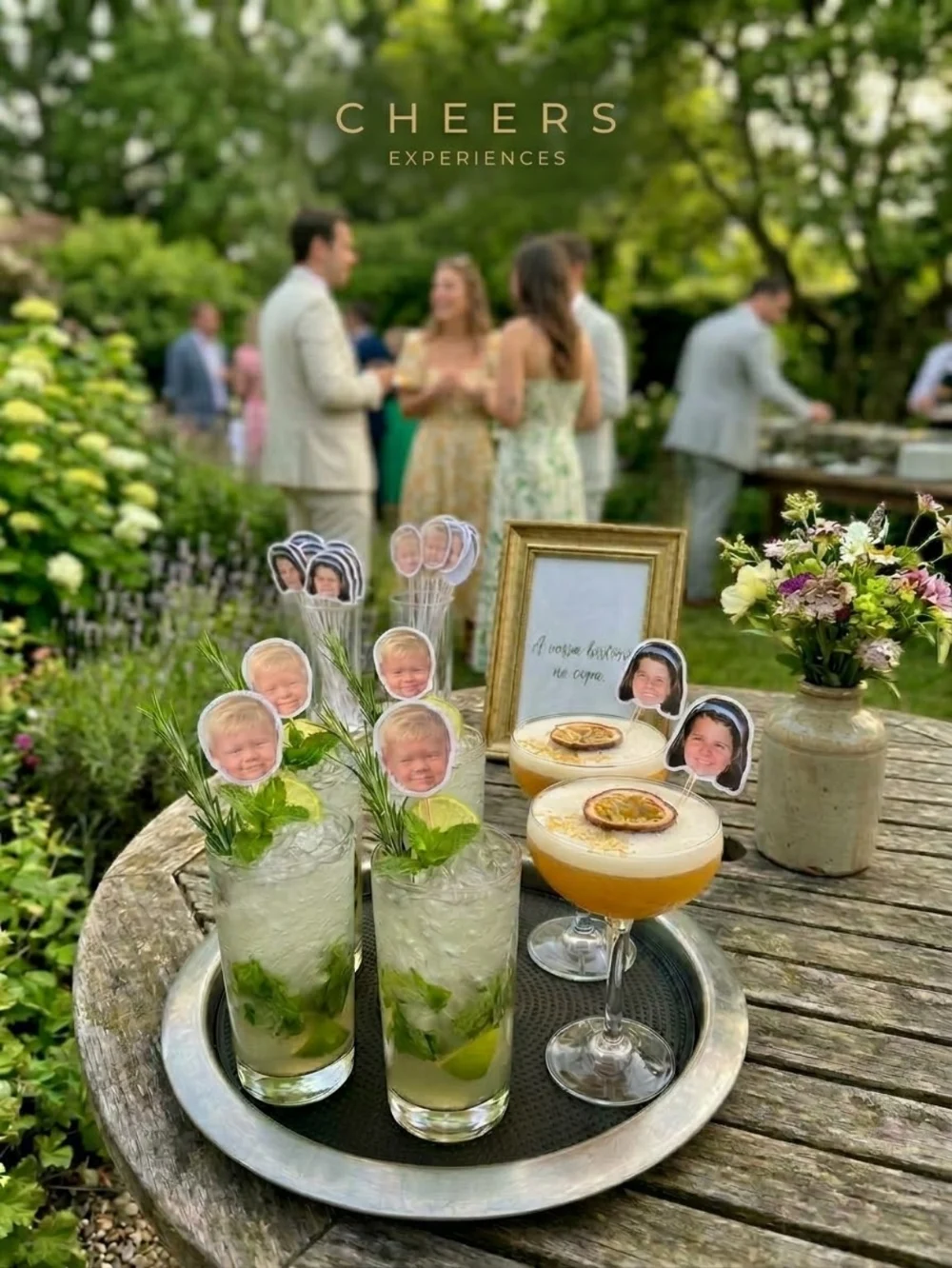 Cocktails personalizados com decorações fotográficas, servidos num evento ao ar livre.